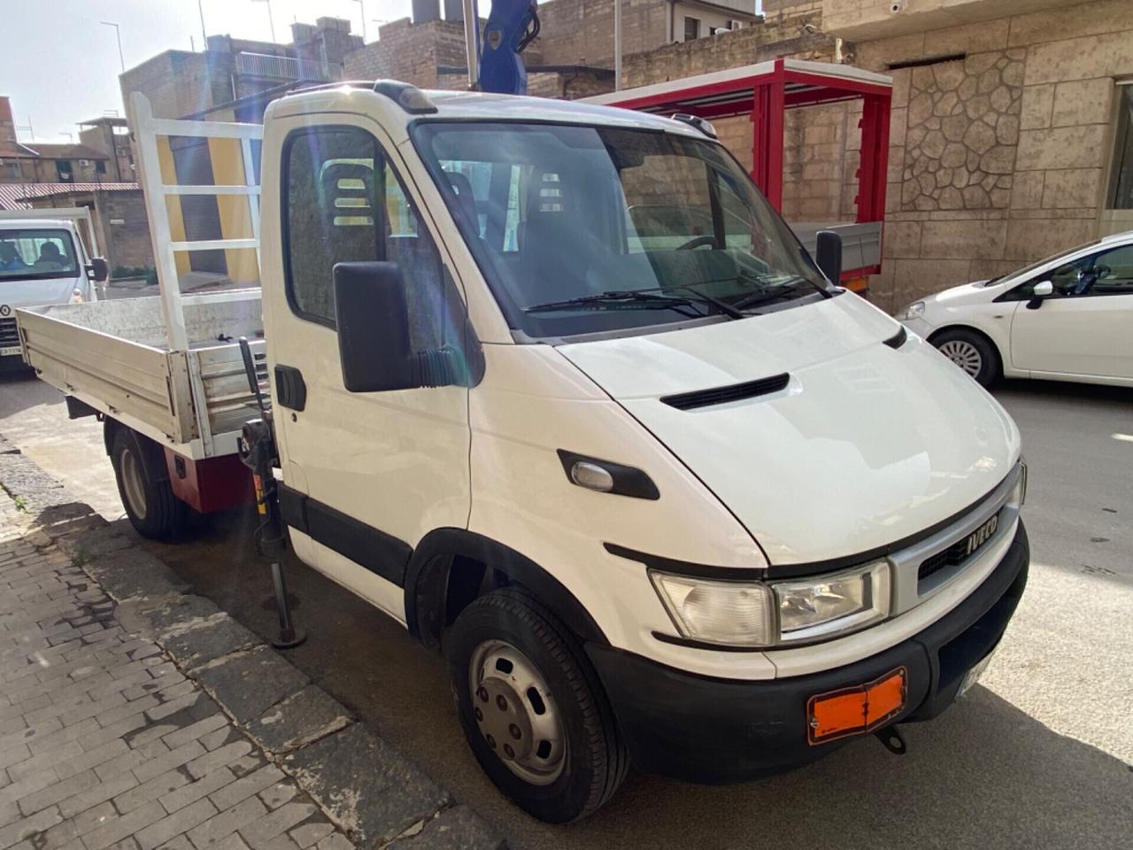 IVECO DAILY CON GRU PM 4000 con cassone fisso