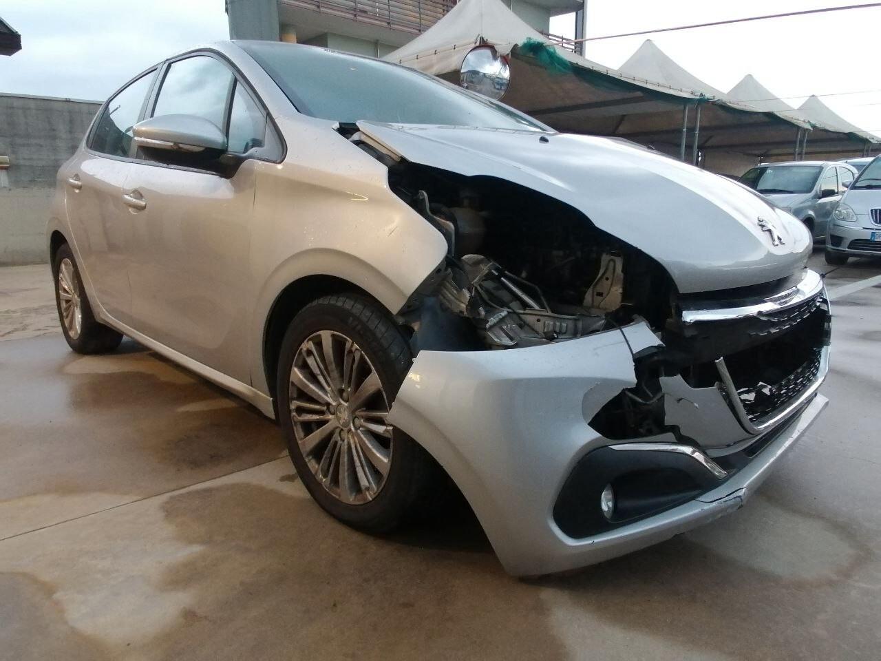 Peugeot 208 PureTech 82 5 porte Allure Sinistrata