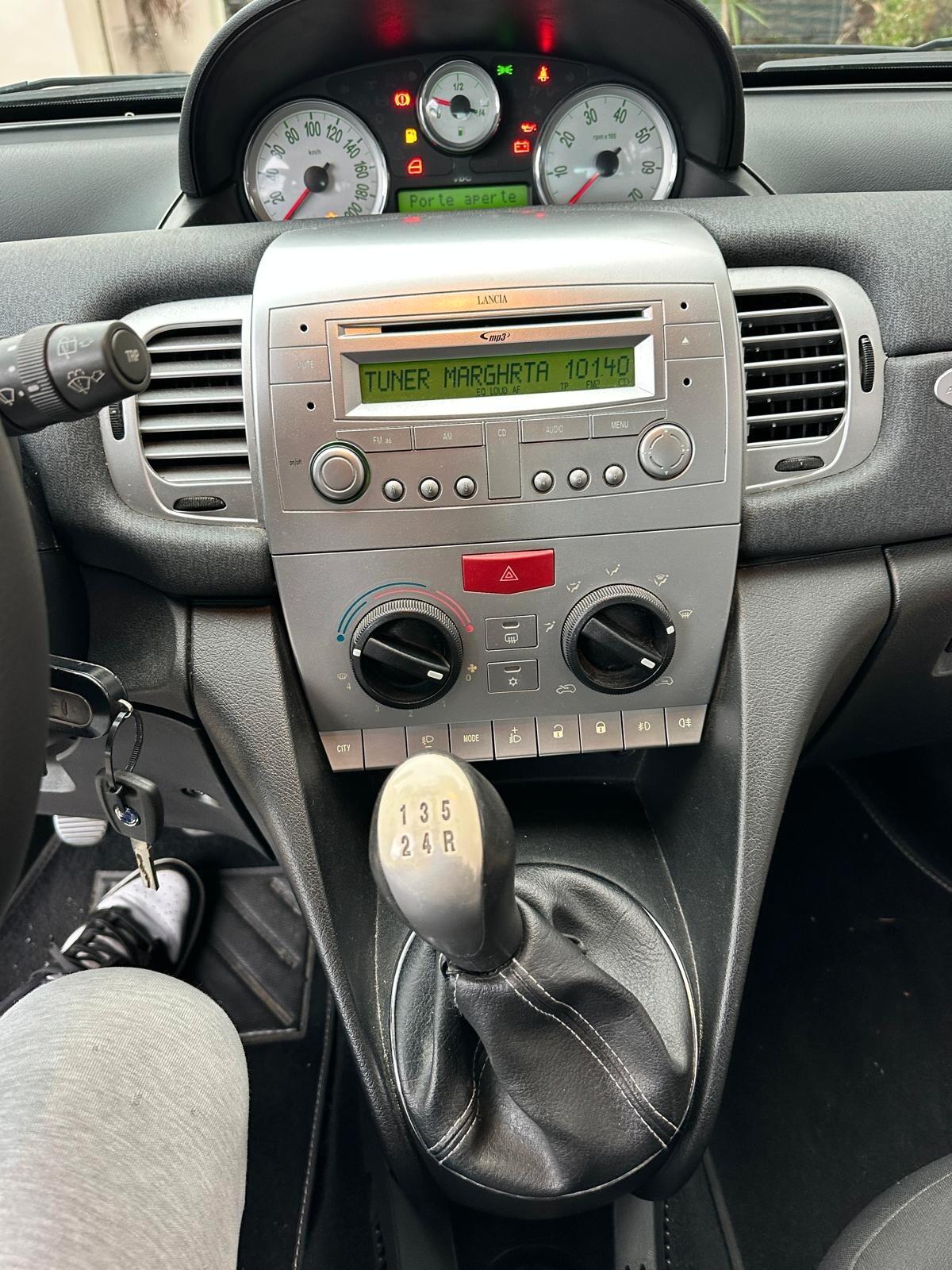 Lancia Ypsilon 1.3 MJT 75 CV Unyca