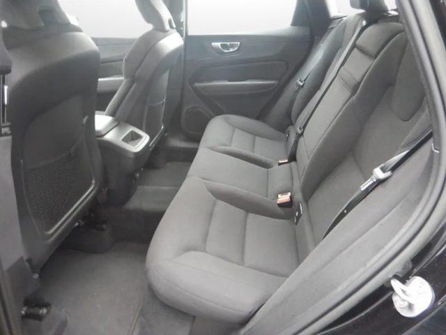VOLVO XC60 B4 (d) AWD automatico Momentum Sport