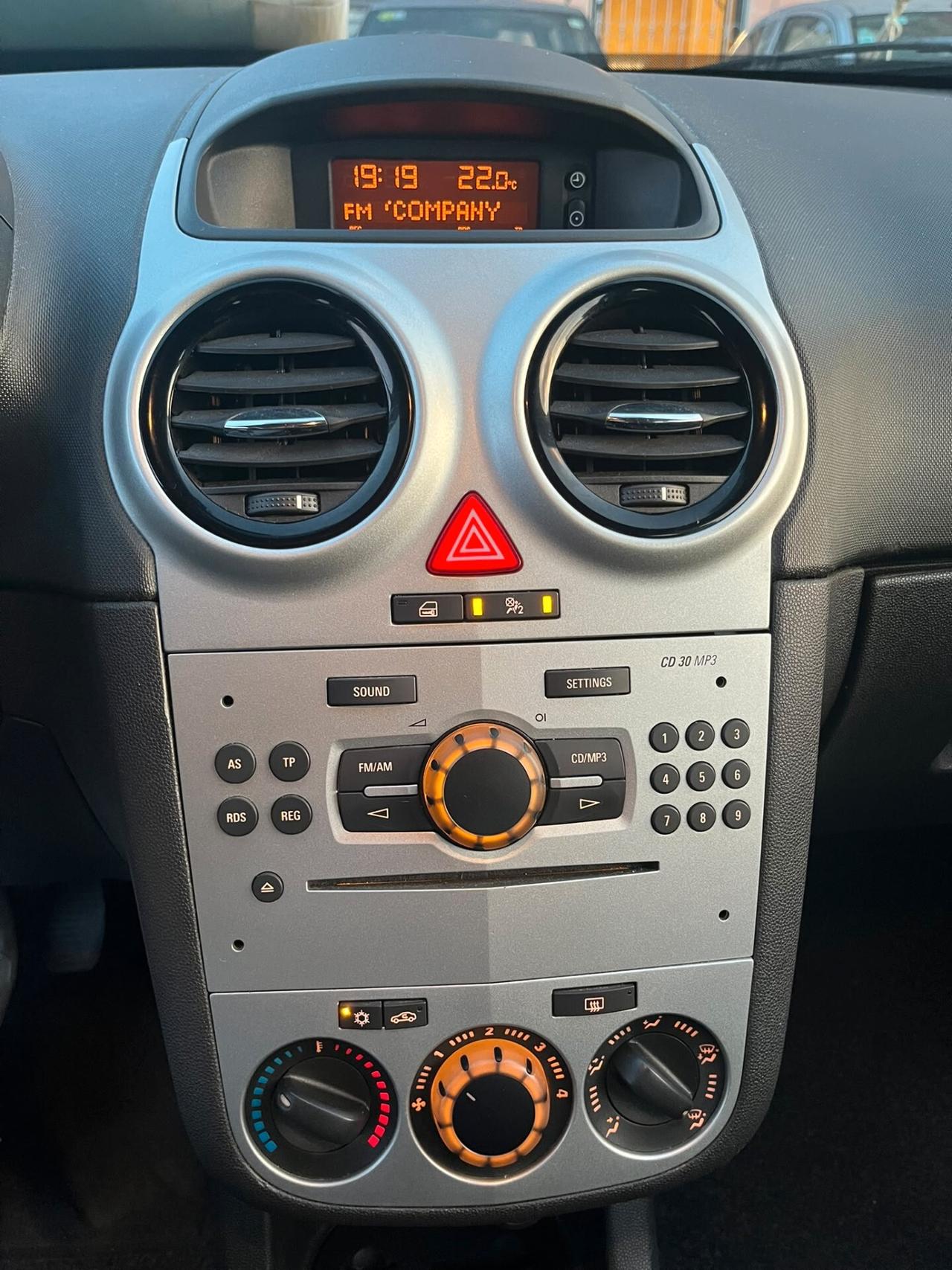 Opel Corsa D 1.2 80cv Enjoy Benzina e GPL Fabbrica
