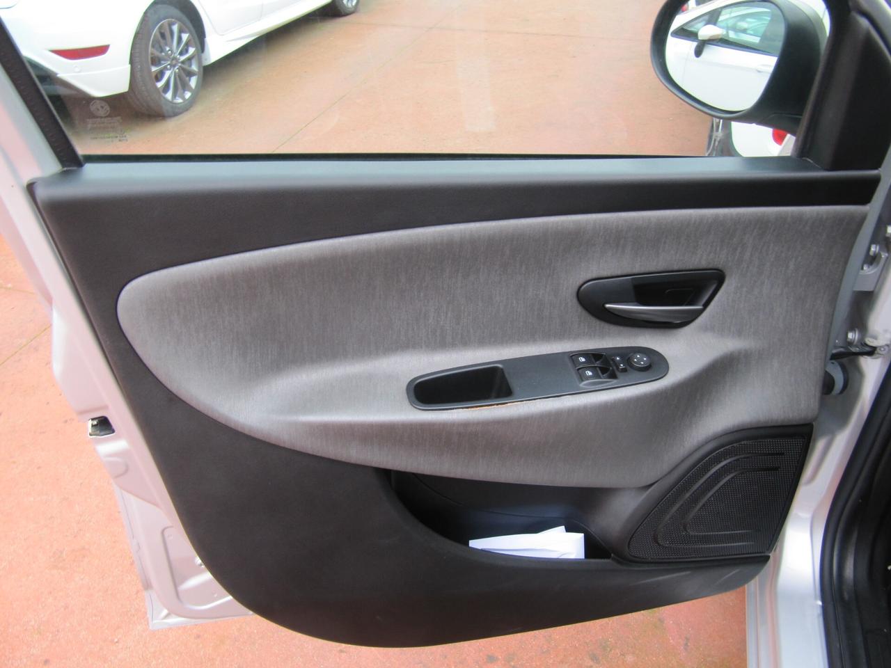 Lancia Ypsilon 0.9 TwinAir 85 CV 5 porte Metano Ecochic Gold