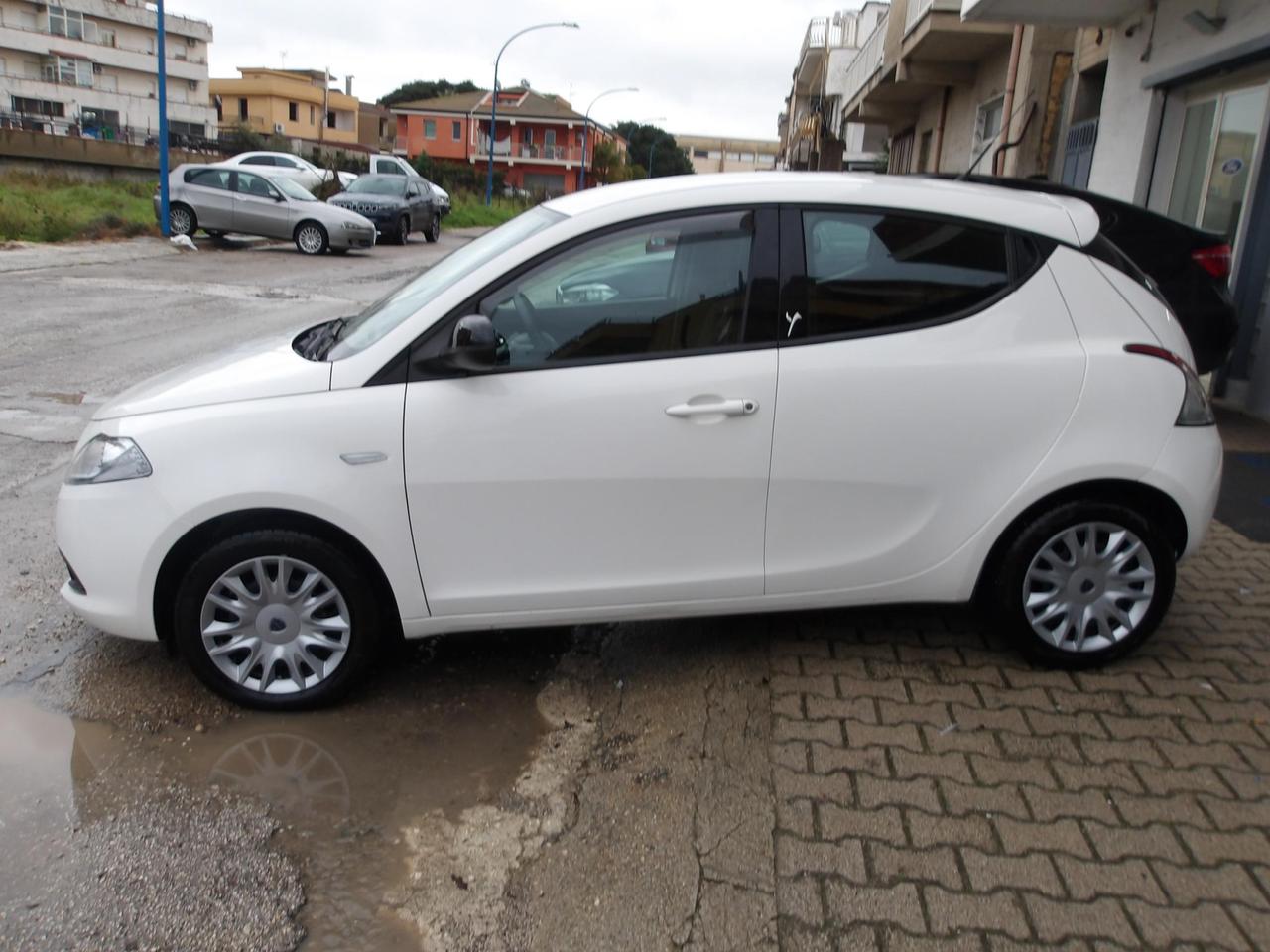 Lancia Ypsilon 5 Porte Ypsilon 1.2 8v Silver c/clima 69cv