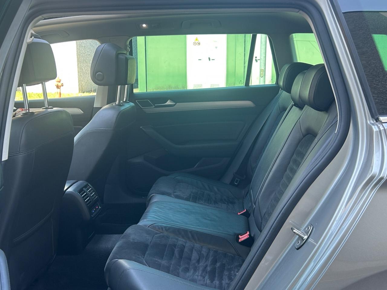 Volkswagen Passat Variant 2.0 TDI DSG Executive | Tetto Panoramico LED Navi