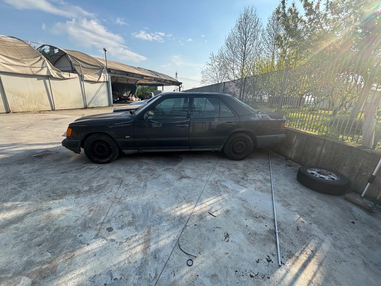 Mercedes-benz 300 200 E 2 esemplari per ricambi o restauri