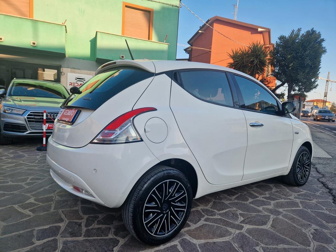 Lancia Ypsilon 1.0 FireFly 5 porte S&S Hybrid Ecochic Gold