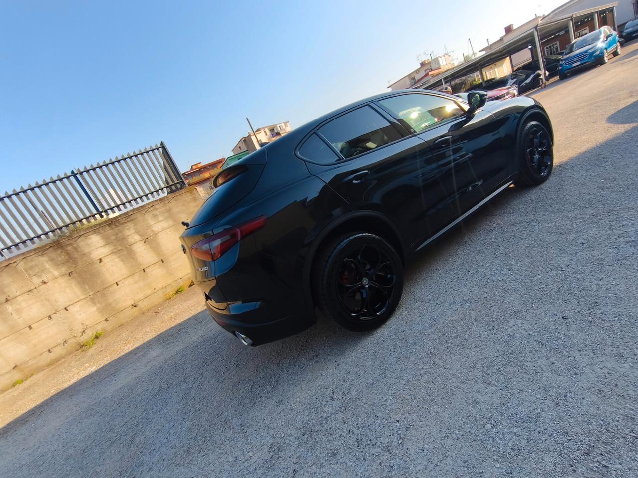 Alfa Romeo Stelvio 2.2 Turbodiesel 210 CV AT8 Q4 Super Total black