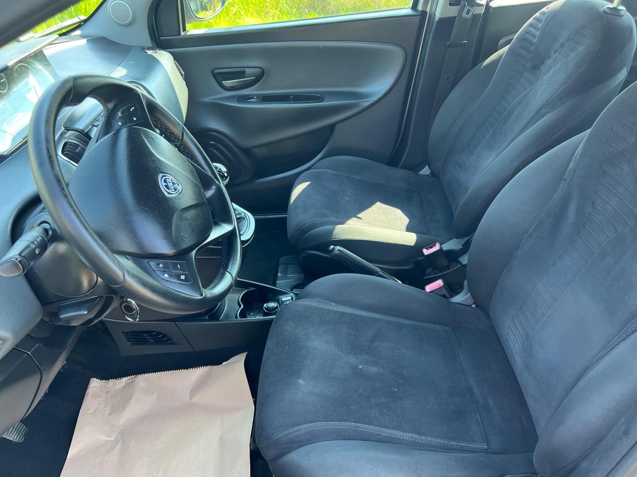 Lancia Ypsilon 0.9 TwinAir 85 CV 5 porte Metano Ecochic Silver