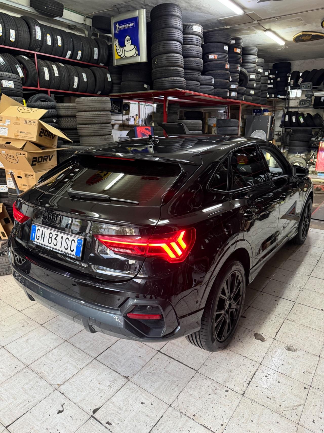 Audi Q3 35 TDI S tronic Identity Black