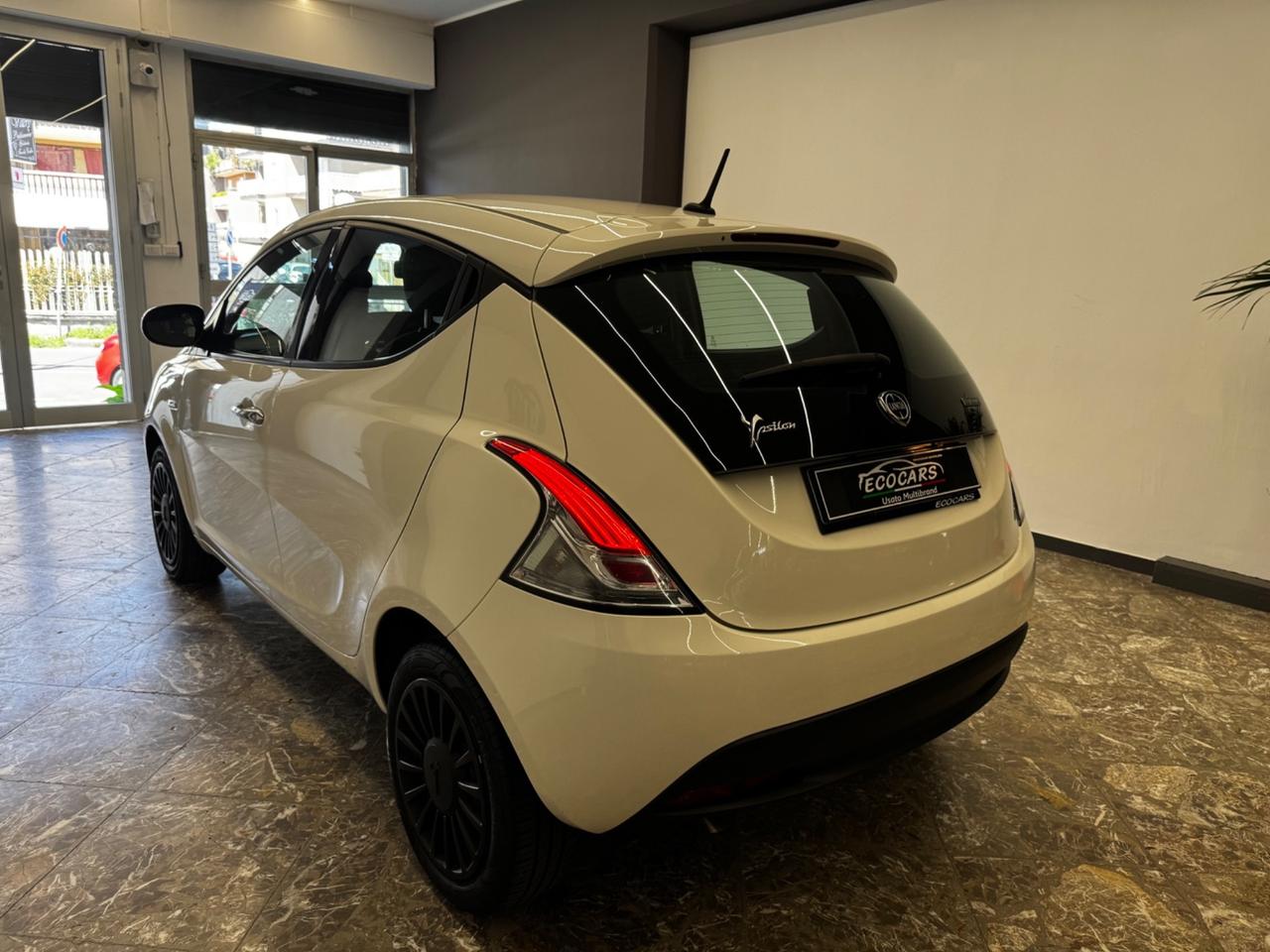 Lancia Ypsilon 1.0 FireFly 5 porte S&S Hybrid Ecochic Silver