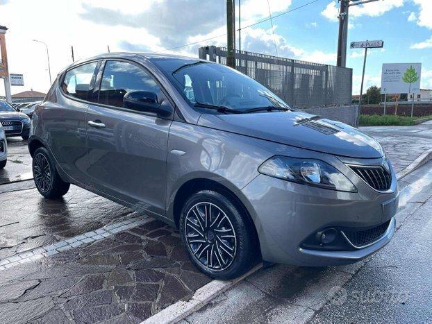 Lancia Ypsilon gold