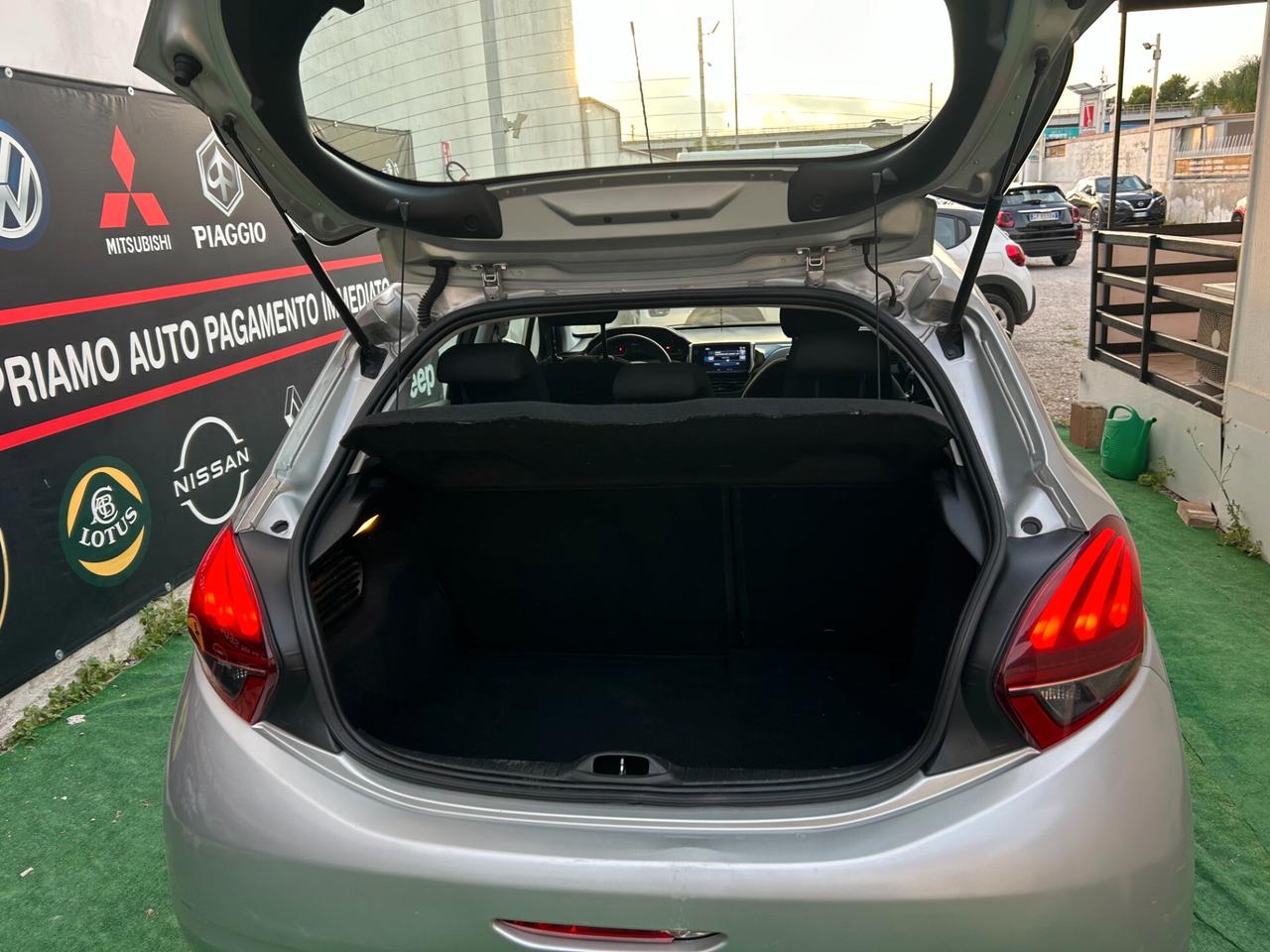 Peugeot 208 2017 1.6 DIESEL 75CV Allure LEGGI