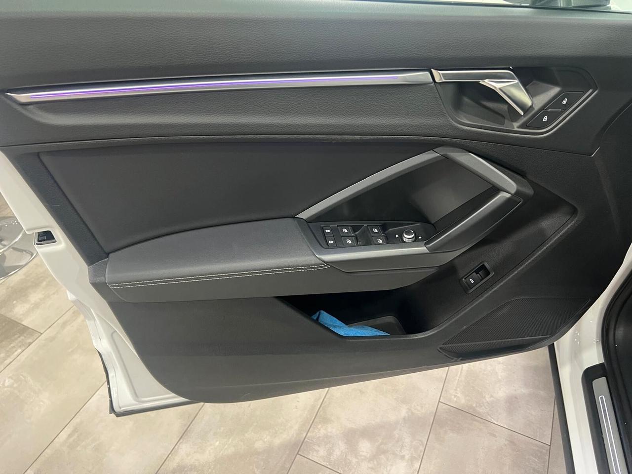 Audi Q3 35 TDI Identity Black