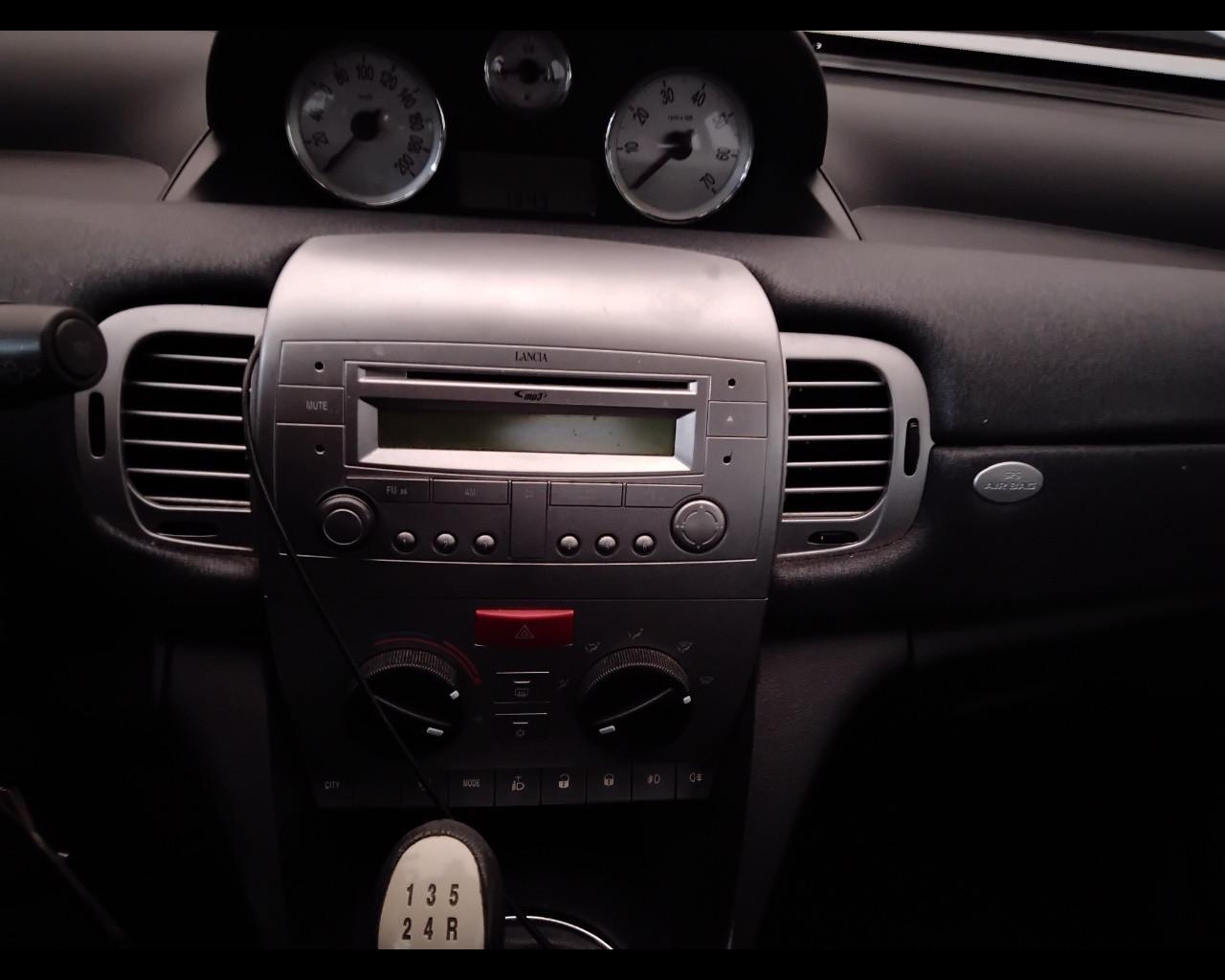 LANCIA Ypsilon II 2007 - Ypsilon 1.2 8v New Oro (oro)