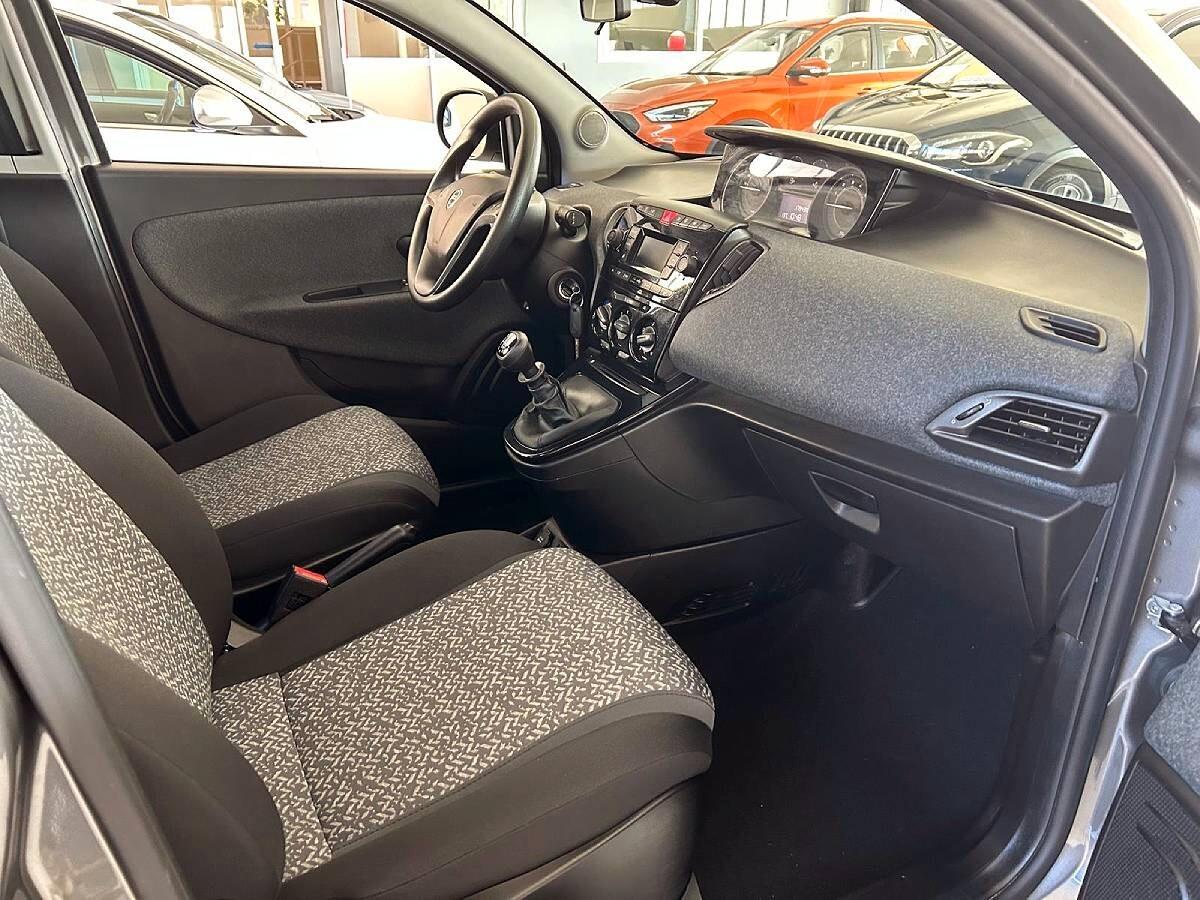 Lancia Ypsilon 1.0 FireFly 5 porte S&S Hybrid Silver