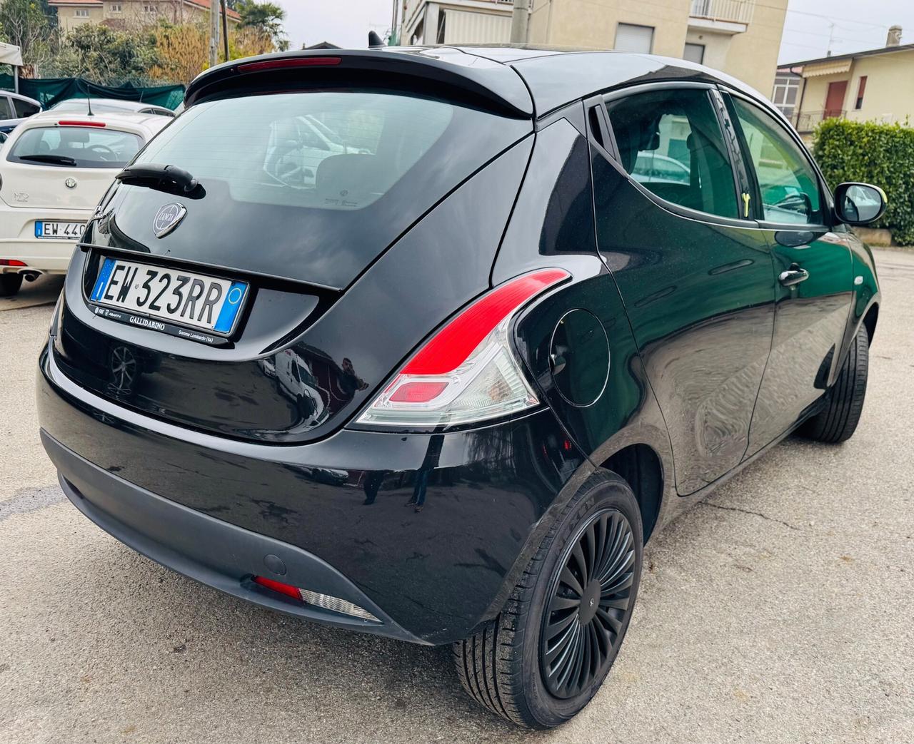 Lancia Ypsilon 1.2 69 CV 5 porte Ok Neopatentati