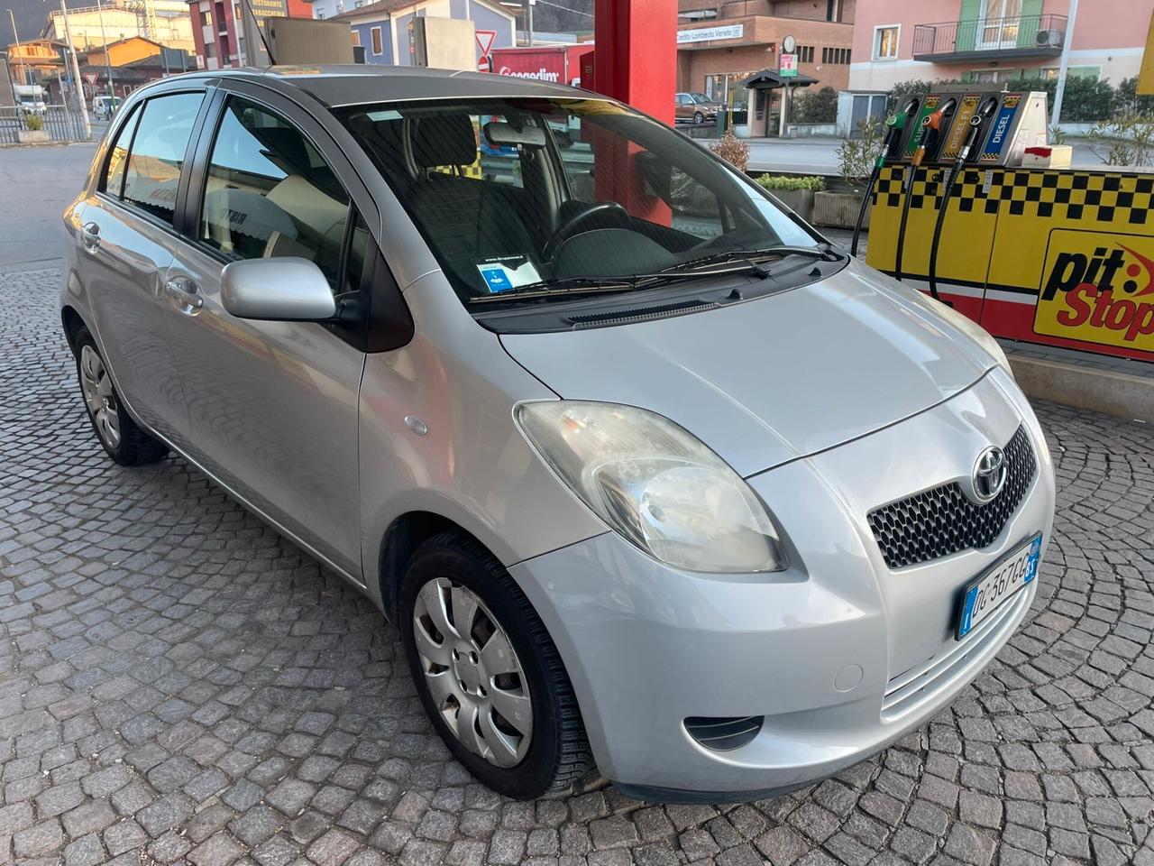 Toyota Yaris 1.0 5 porte