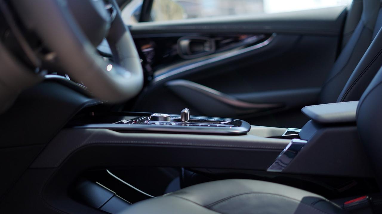 ASTON MARTIN DBX707 4.0