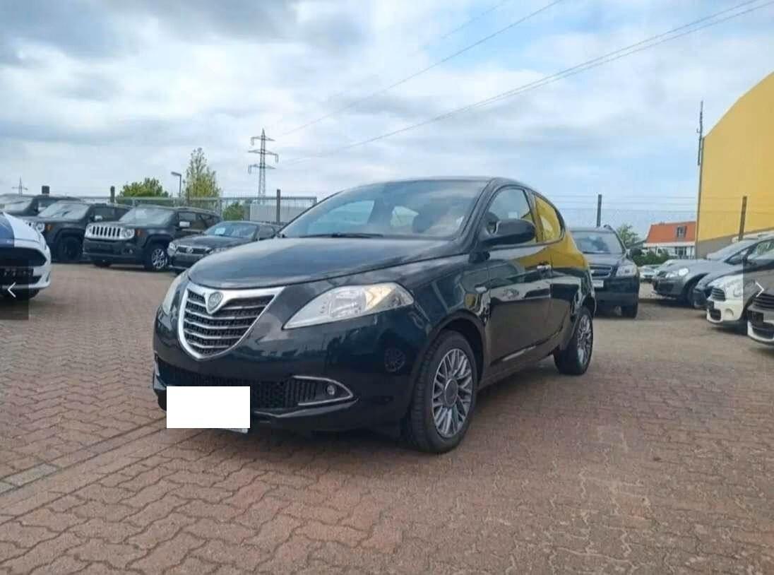 Lancia Ypsilon 1.2 69 CV 5 porte S&S Elefantino ok neo patentati