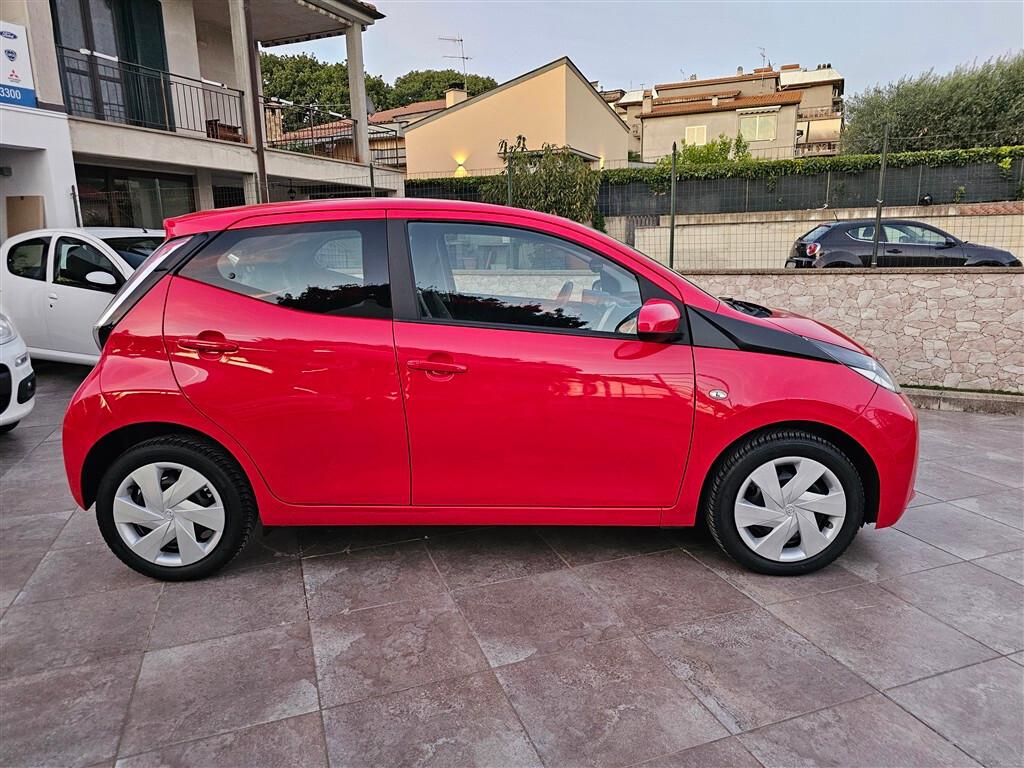 Toyota Aygo 1.0 VVT-i 69 CV 5 porte x-cool per Neopatentati