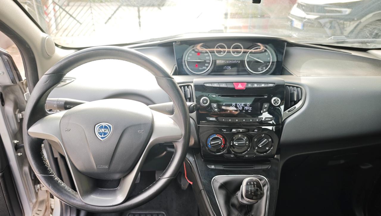 Lancia Ypsilon 1.2 69 CV con tetto apribile