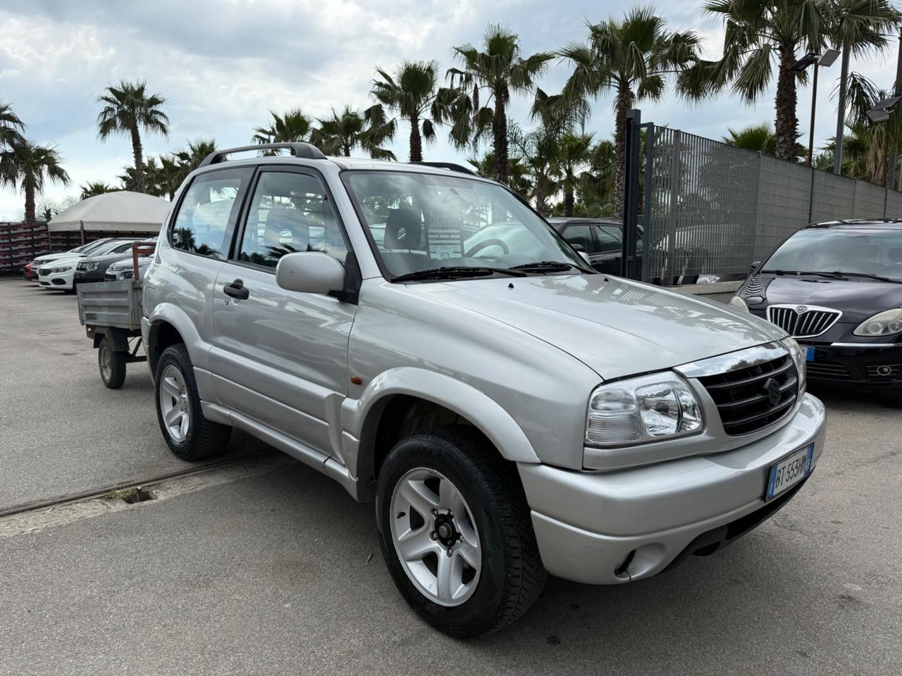 Suzuki Grand Vitara con carrello autocarro GPL