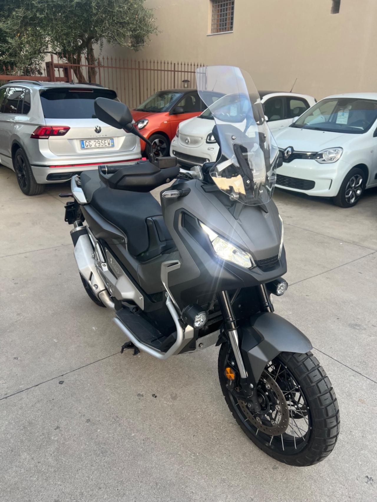 Honda X-ADV 750 .