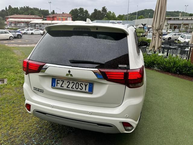 MITSUBISHI Outlander 2.4 MIVEC 4WD PHEV Instyle Plus 25000KM UNIPROP