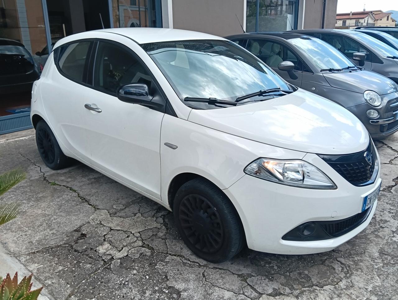 Lancia Ypsilon 1.0 FireFly 5 porte S&S Hybrid Silver