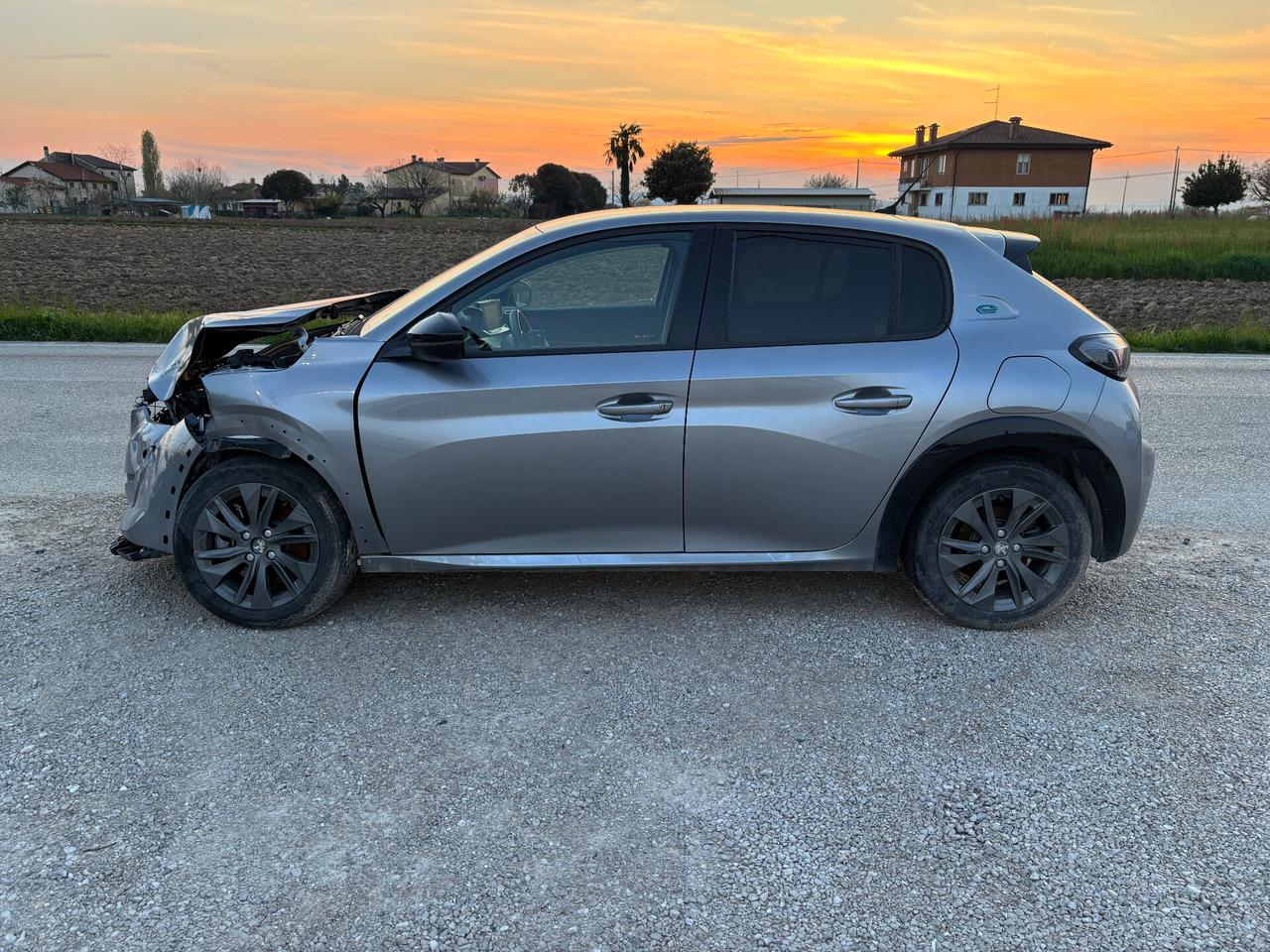 Peugeot 208 motore elettrico 136 CV 5 porte Allure