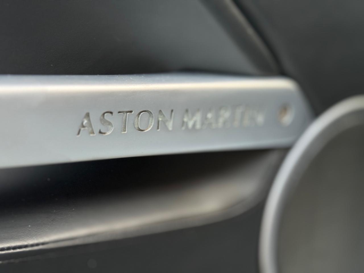 Aston Martin V12 Vanquish Coupé