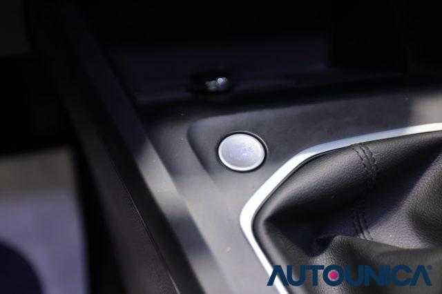 VOLKSWAGEN Golf 2.0 TDI 115 CV SCR LIFE FARI LED