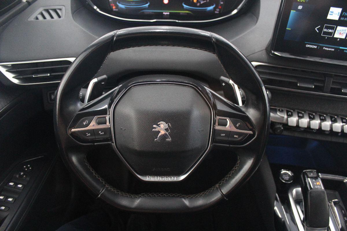 PEUGEOT - e-3008