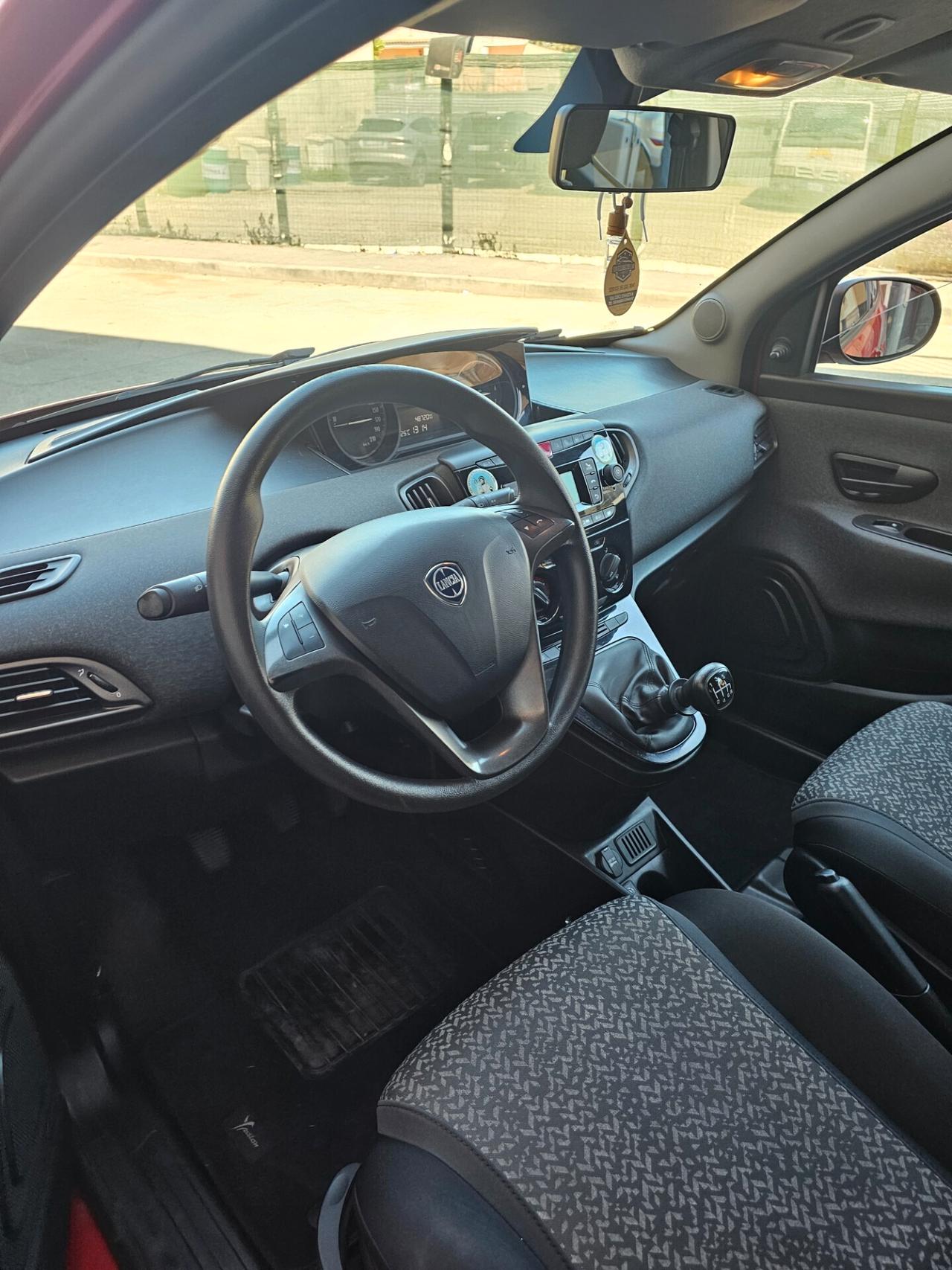 Lancia Ypsilon 1.0 FireFly S&S Hybrid/GPL Ecochic Silver