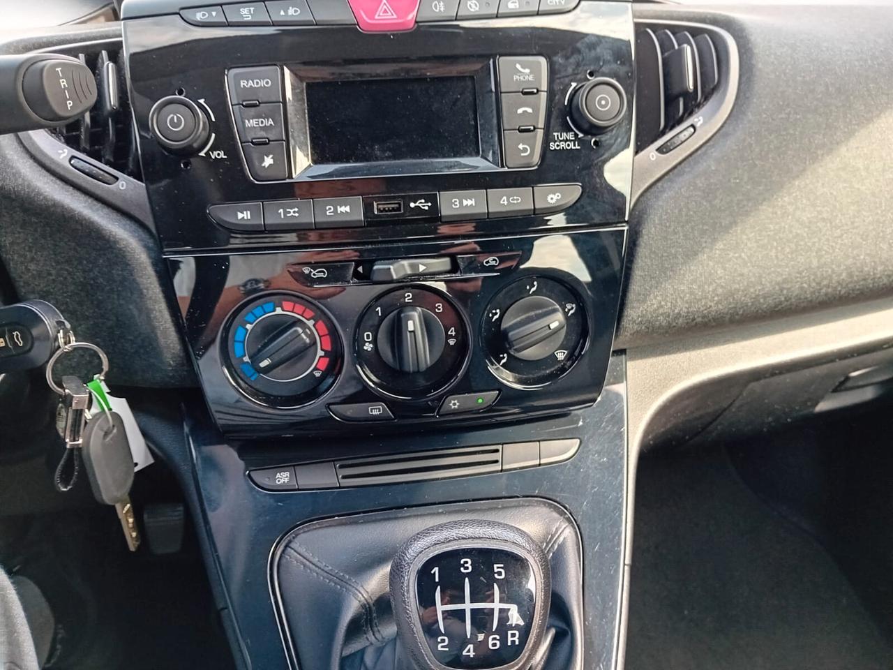Lancia Ypsilon 1.0 firefly hybrid Silver