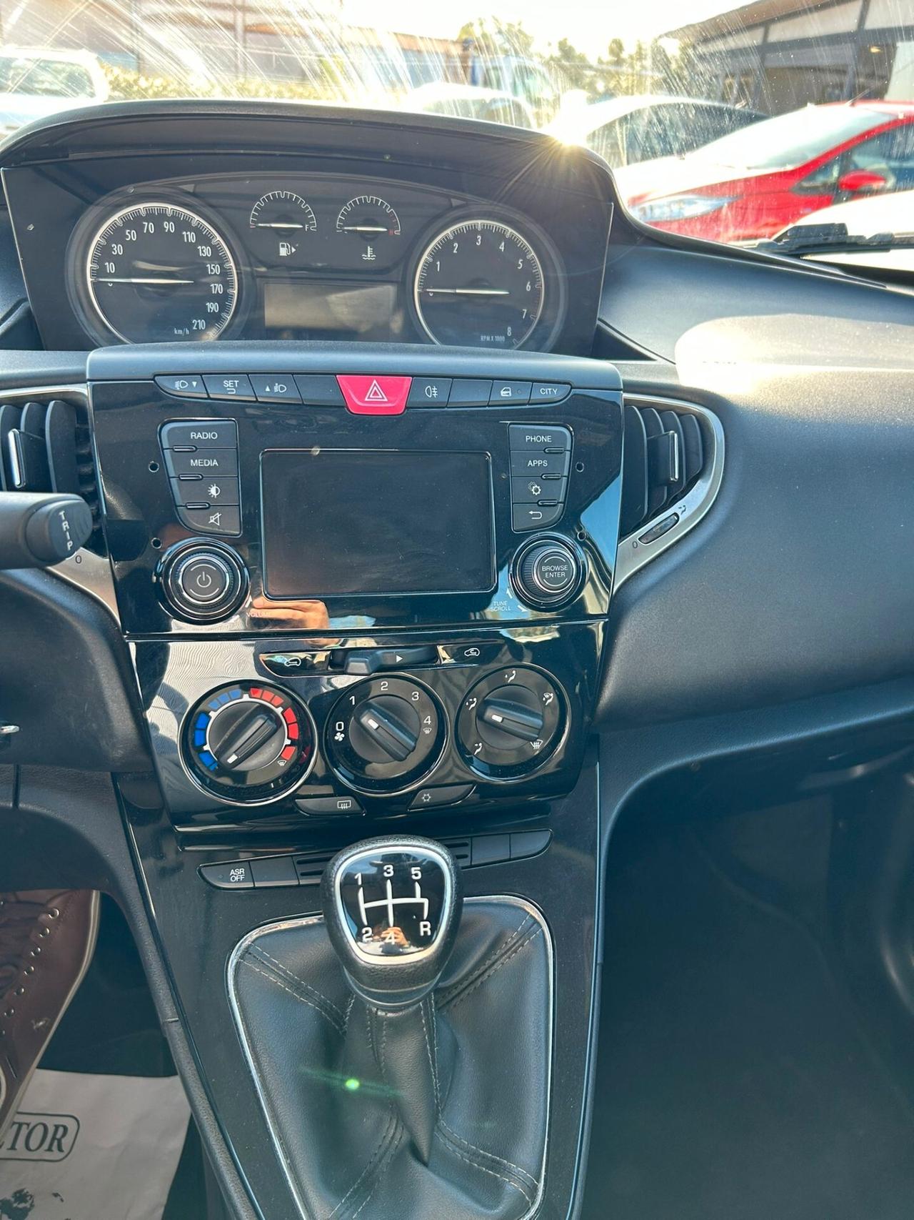 LANCIA YPSILON NEOPATENTATI