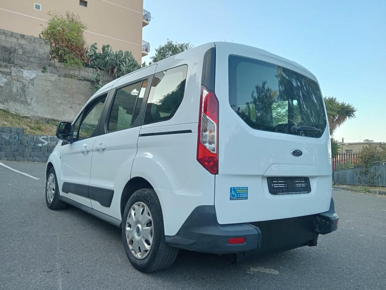 Ford Tourneo Connect Pianale ribassato con rampa disabili in carrozzina