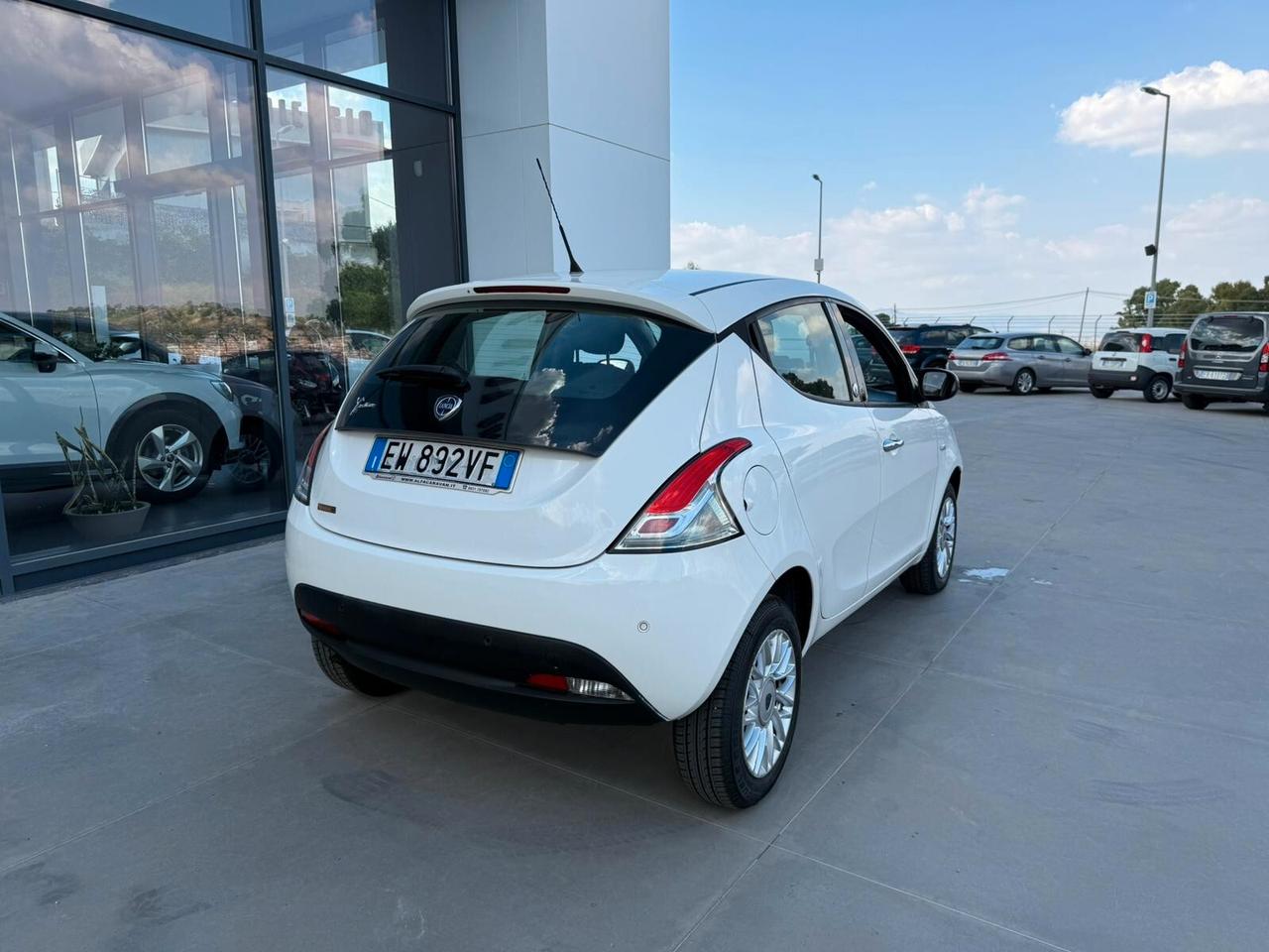 Lancia Ypsilon 0.9 TwinAir 85 CV 5 porte Metano Ecochic Silver