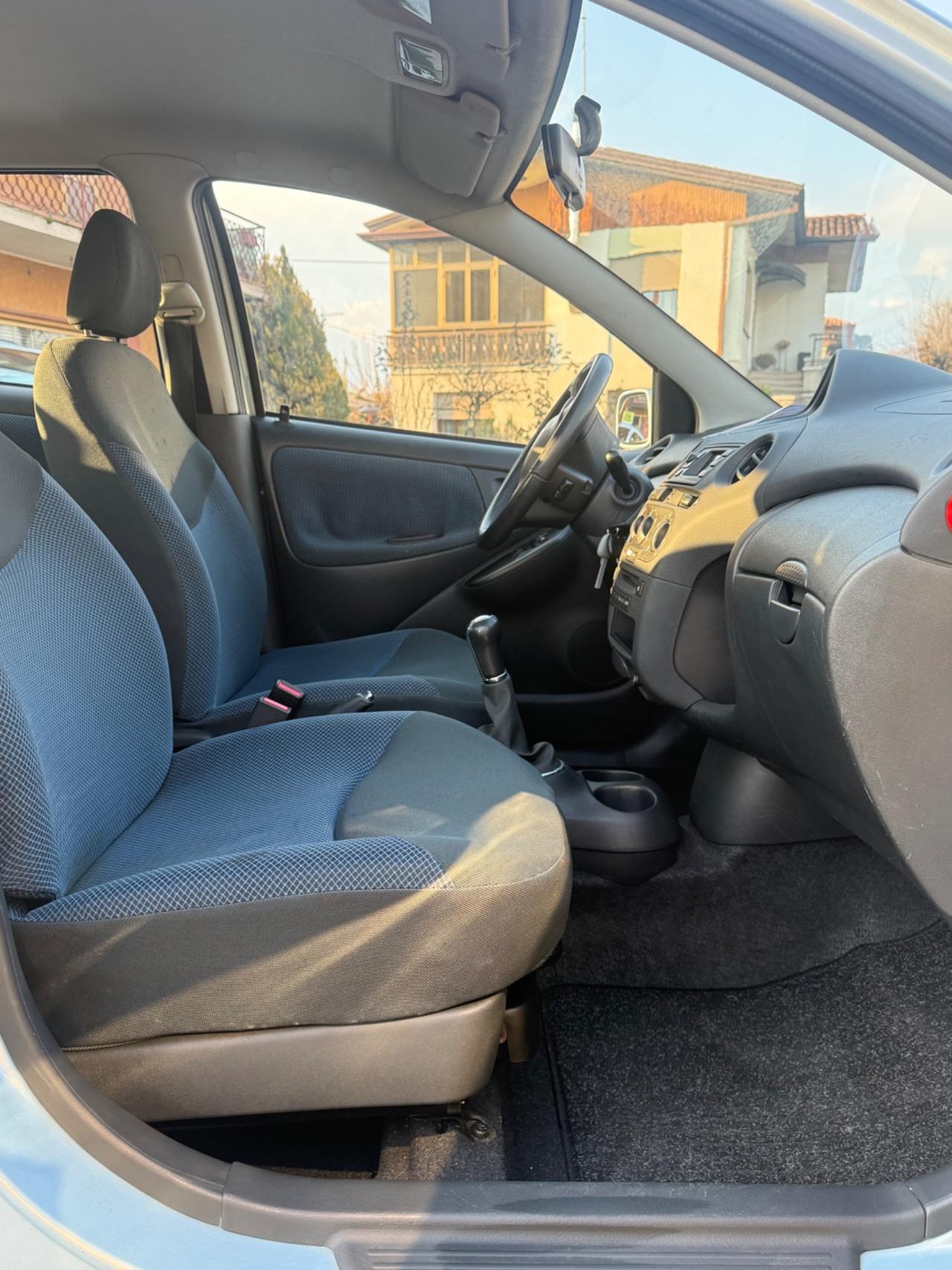 Toyota Yaris 1.0i 16V cat 5 porte Sol