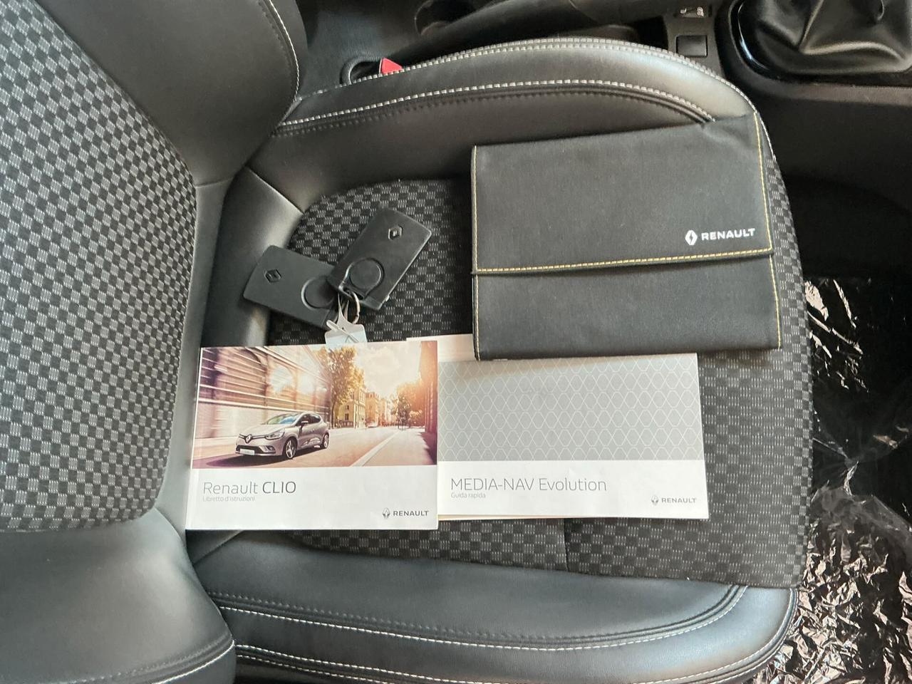Renault Clio TCe 12V 90 CV 5 porte Moschino Intens