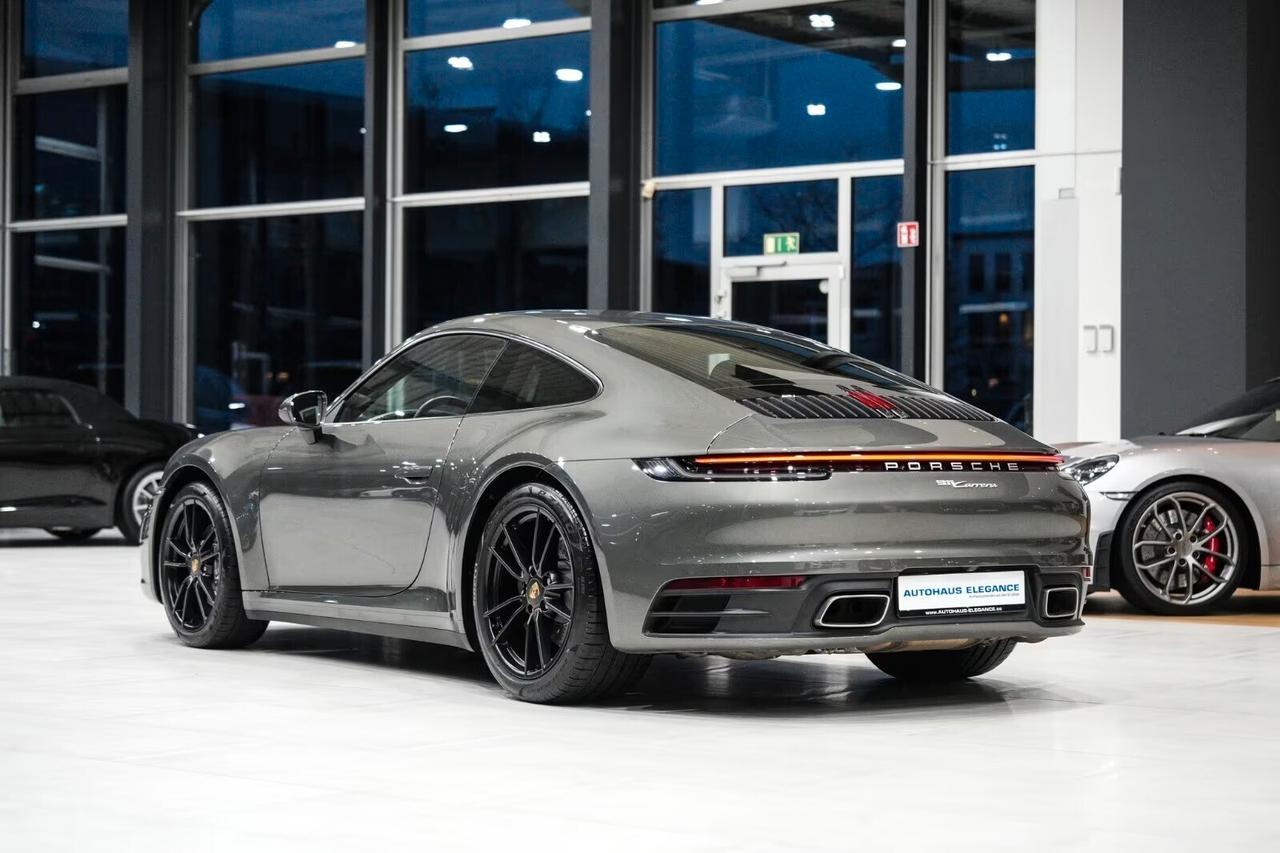 Porsche 992, 911 Coupe 3.0 Carrera auto, sedili sportivi