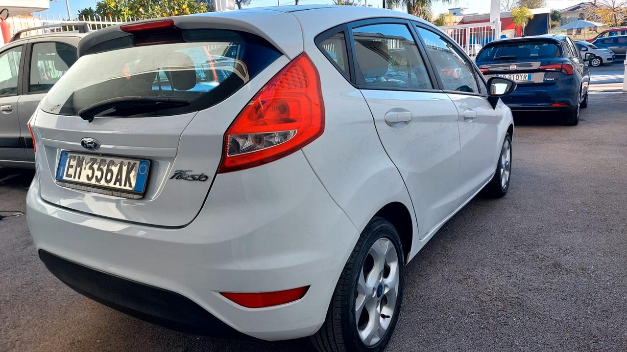 Ford Fiesta 1.4 16V 5p. Bz.- GPL Titanium Bs.