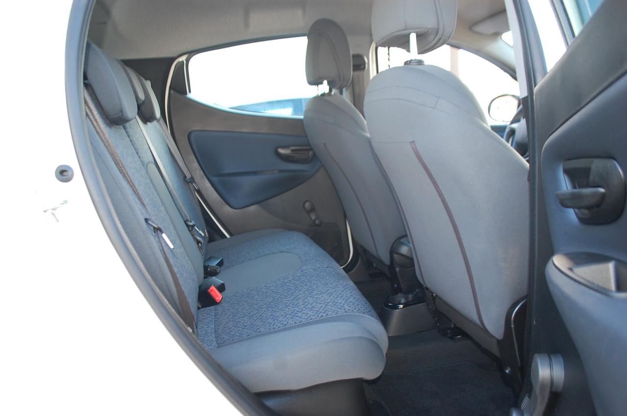 Lancia Ypsilon 1.0 firefly 70CV hybrid Oro S&S Uff Italy USB