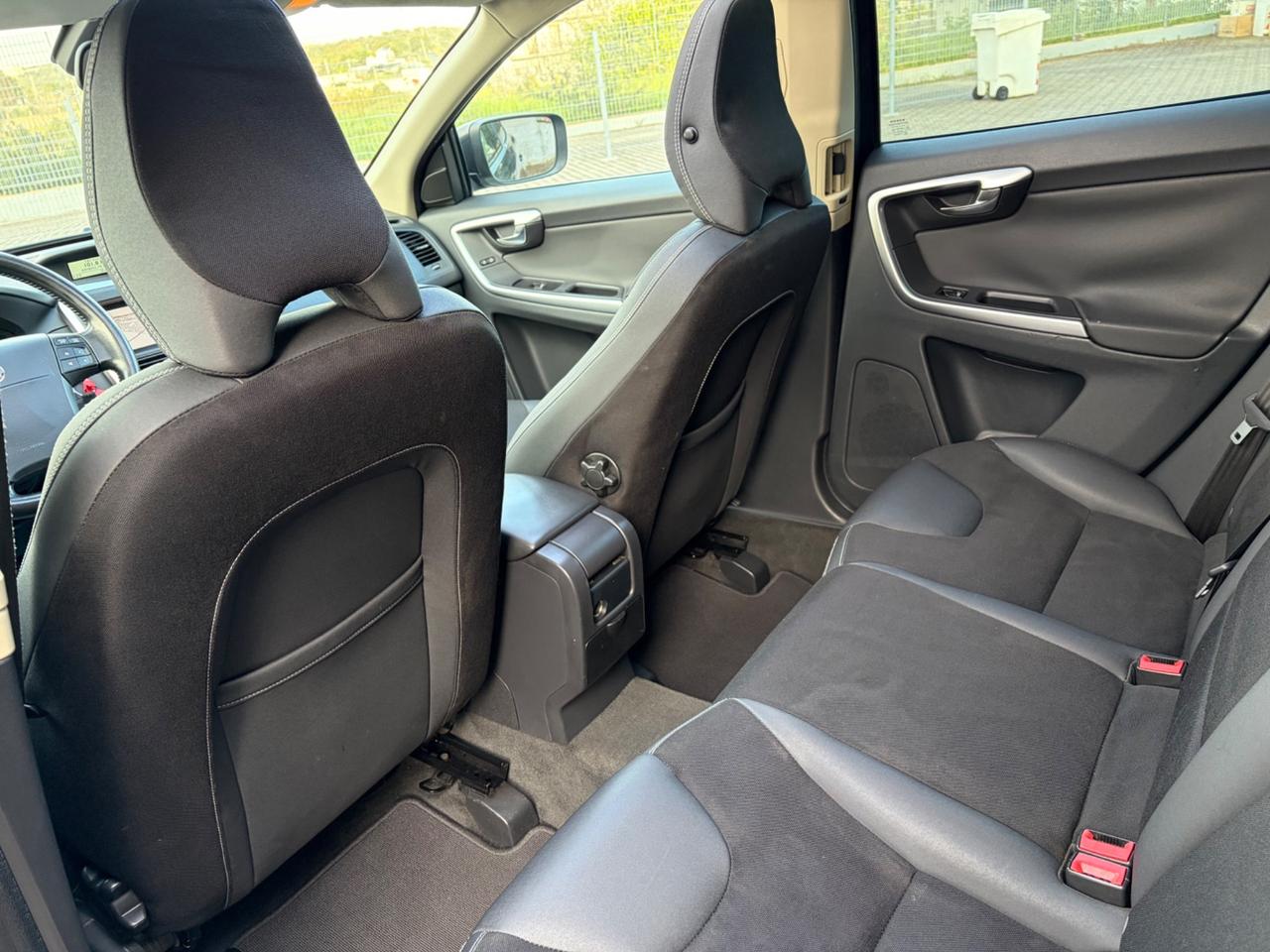 Volvo XC60 2.4 D5 Momentum “Tetto apribile” full optional