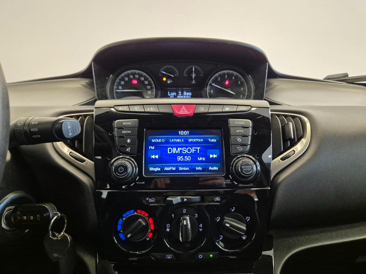 Lancia Ypsilon 5 porte 1.2 Silver 69cv - NEOPATENTATI - Sens. Post. - Bluetooth
