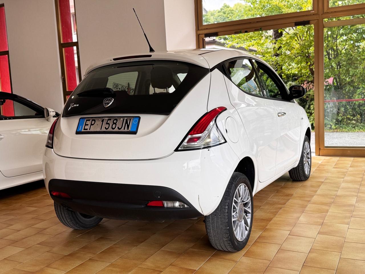 Lancia Ypsilon 0.9 TwinAir 85 CV 5 porte Metano Ecochic Silver