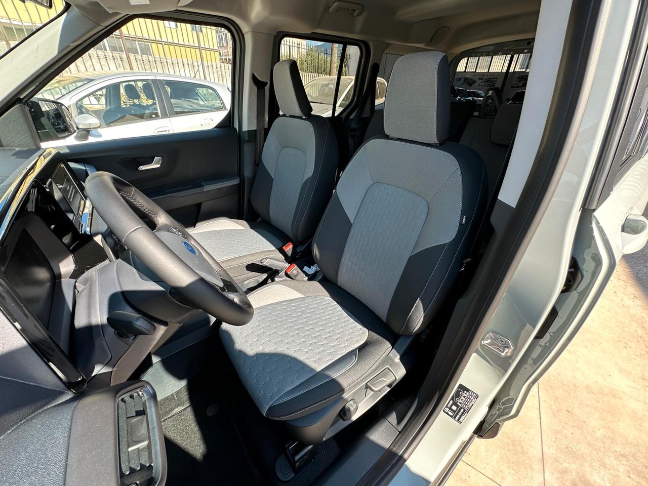 Ford Tourneo Courier 1.0 EcoBoost Titanium