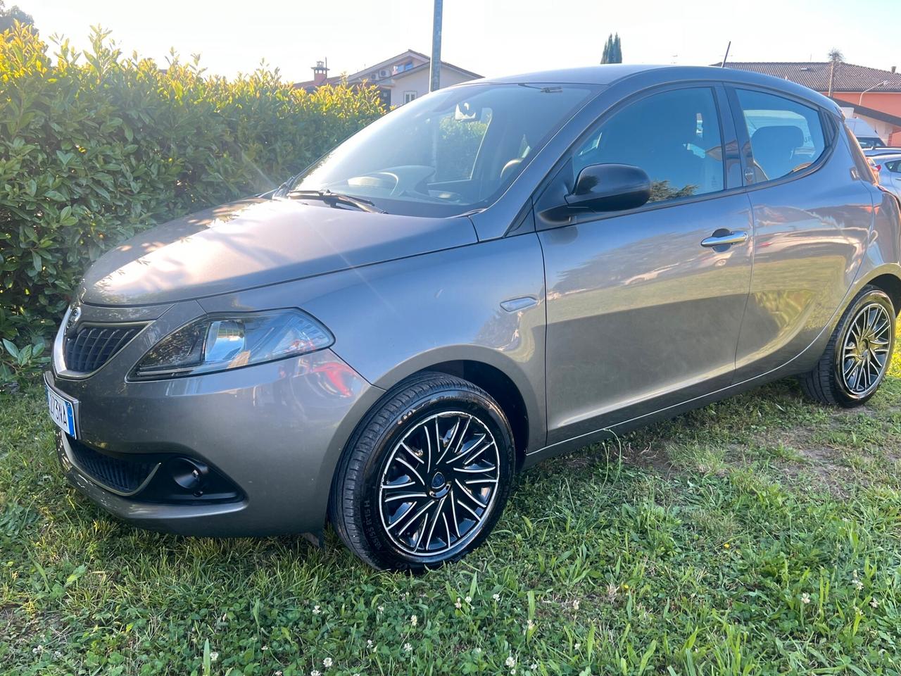 Lancia Ypsilon 1.0 FireFly 5 porte S&S Hybrid Ecochic Silver