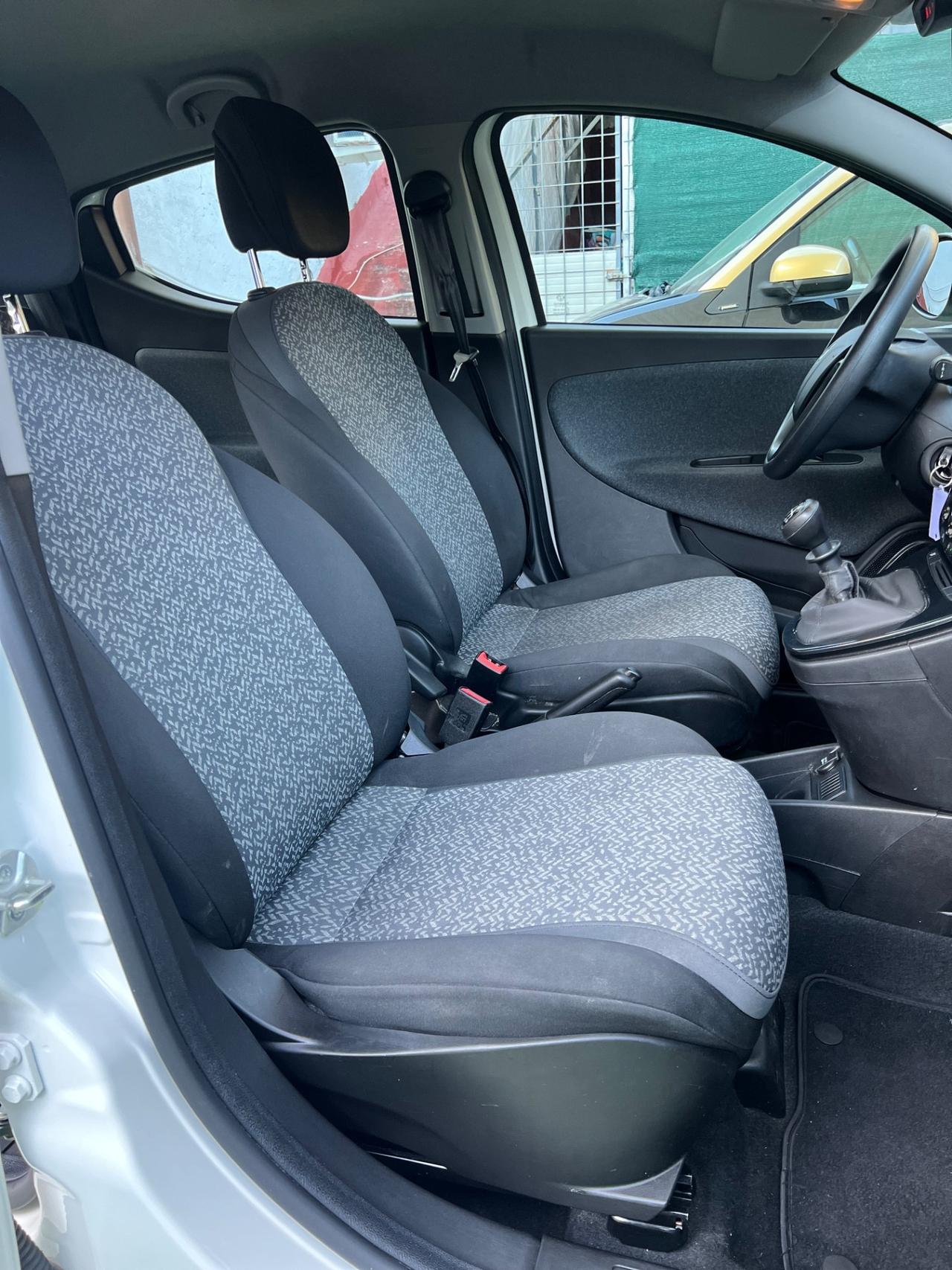 Lancia Ypsilon 1.0 FireFly 5 porte S&S Hybrid Silver