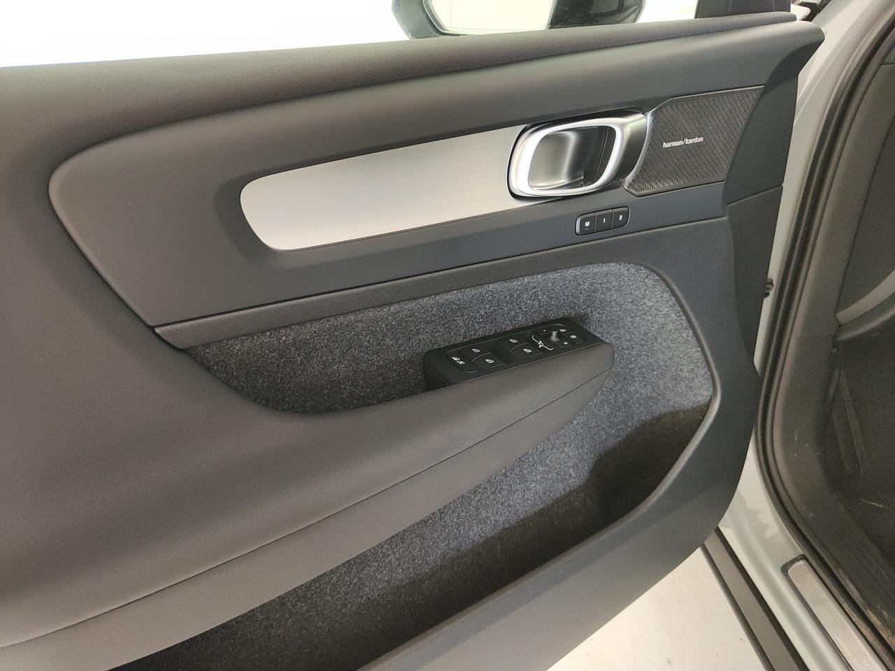 VOLVO XC40 2.0 b3 Plus Black Edition auto